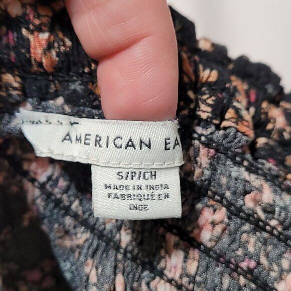 American eagle small black‎ floral crop top - Picture 5 of 7